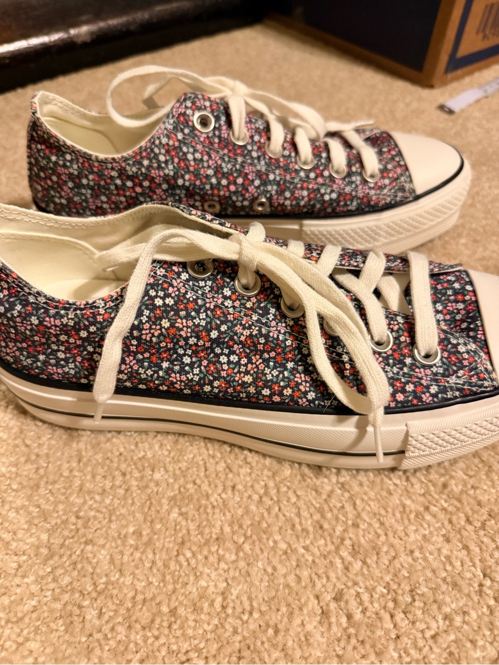 Women’s NWOT Converse Low Top Sneakers - Navy Floral Print size 8 - Picture 8 of 9